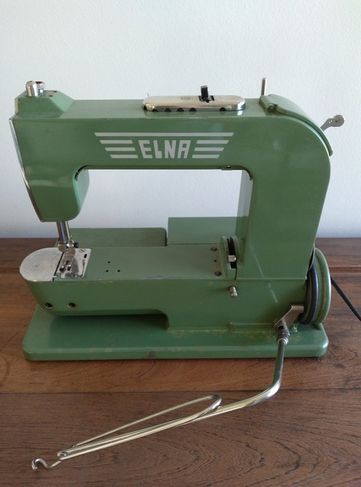 Máquina de Costura Portátil Marca Elna, Suiça