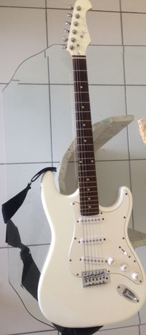 Guitarra Eagle Stratocaster Branca