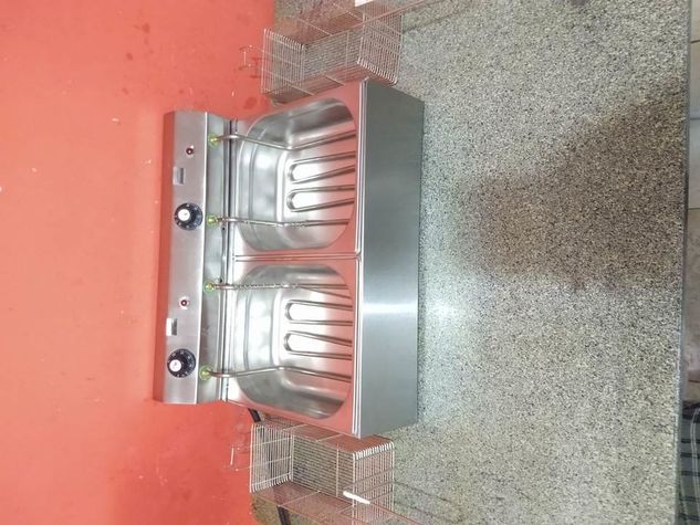 Fritadeira Elétrica Confeccionada em Aço Inox de Duas Cubas