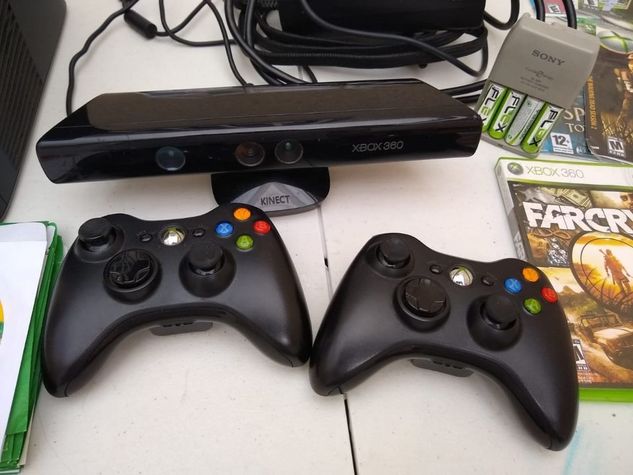 XBOX 360 Slim com Kinect, 2 Controles Originais + 57 Jogos