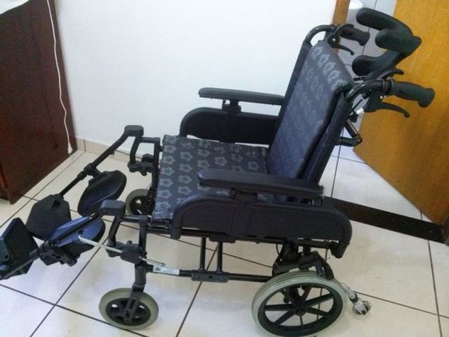 Cadeira de Roda com Apoio p/ Cabeça na Garantia