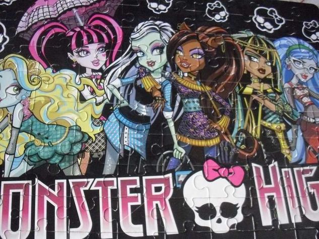2 Quebra Cabeças Monster High Cidade S/ Luz e Ass. Lindo Mattel 200pçs