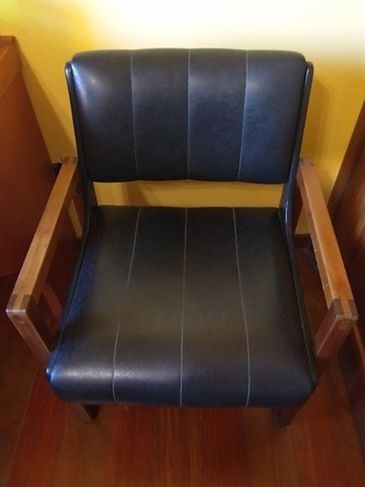 Cadeiras de Madeira e Couro Preto - Barbada