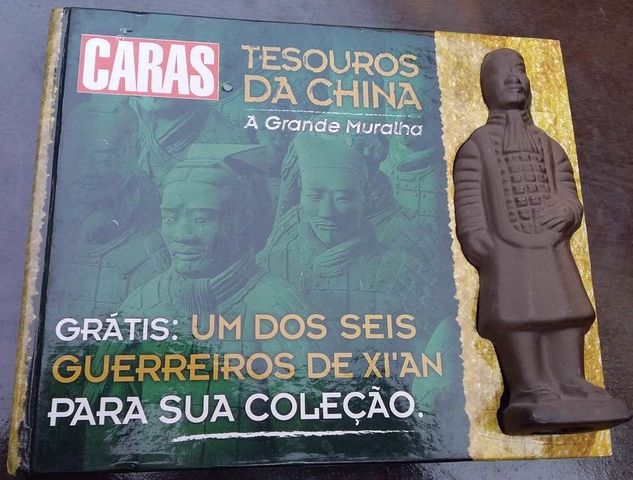 Guerreiro Xian de Terracota 17cm com Livro Capa Dura Tesouros da China