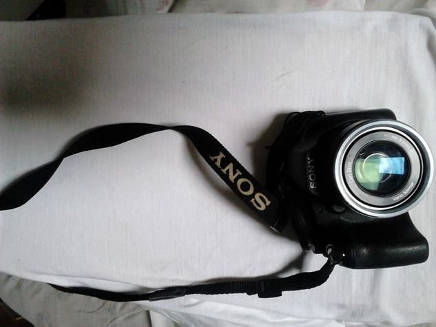 Camera Câmera Digital Sony H300 com 20.1 Mp, 3.0'', Super Zoom óptico 35x e Gravação em Hd