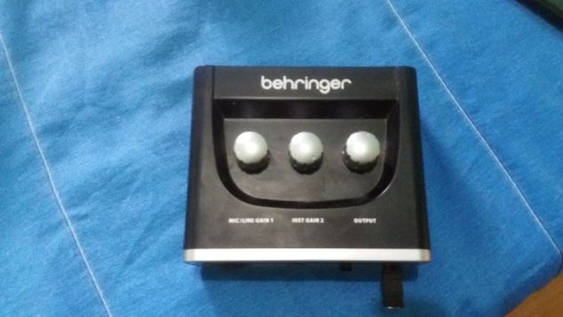 Guitarra Sg e Interface de áudio Behringer
