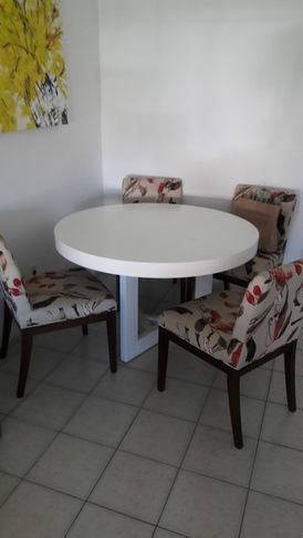 Mesa de Jantar e Cadeiras