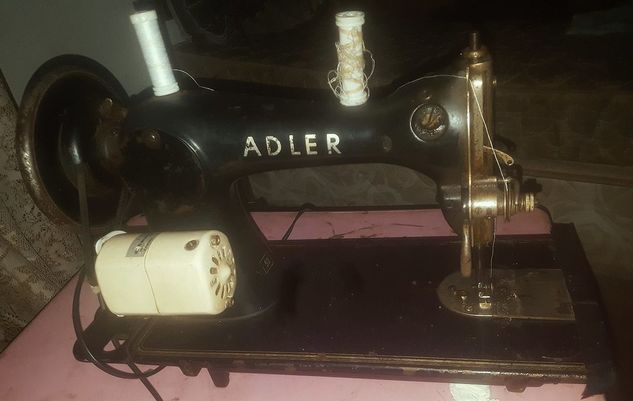 Máquina de Costura Alemã Adler 52