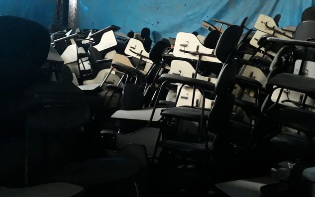 Vendo Lote de 29 Cadeiras Universitária Estofadas Semi-nova - R$ 45,00