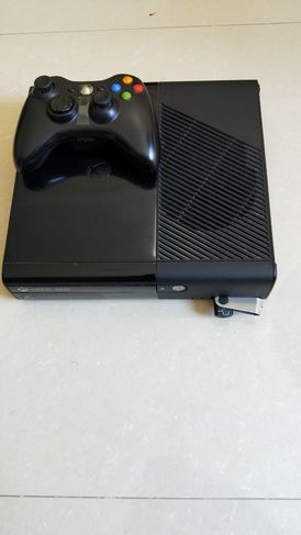 Vendo XBOX 360 de 4gb com Kinect e um Controle + 5 Jogos Midia Física