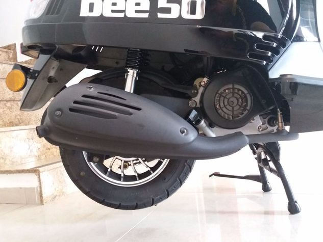 Moto Retro Scooter Bee
