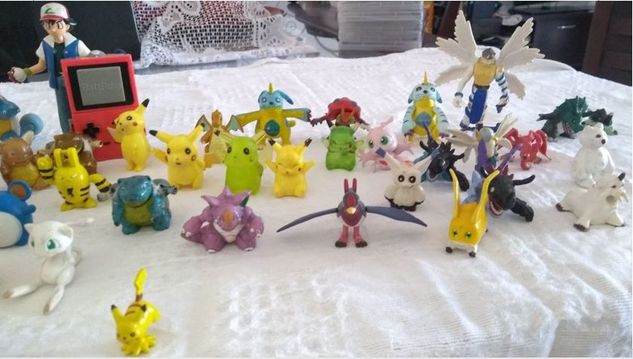 Coleção de 34 Bonecos de Pokemon e 15 de Digimon