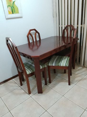 Mesa com 4 Cadeiras
