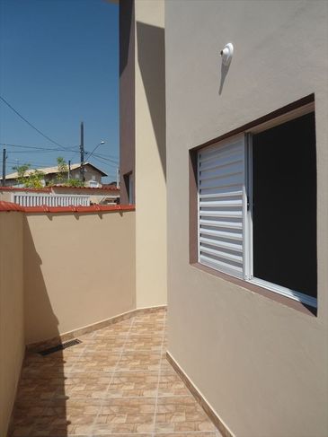 Vende Casa Tipo Apartamento, em Itanhaém com Garagem para 3 Carros!