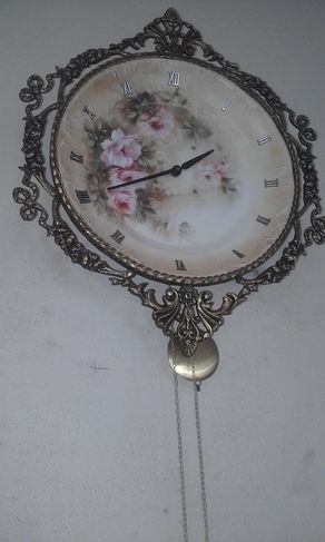 Relógio de Porcelana com Pêndulo e Peso