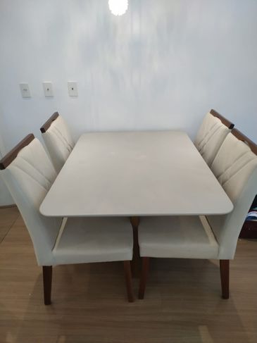 Conjunto de Mesa com 4 Cadeiras