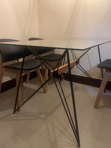 Mesa Moderna + 4 Cadeiras