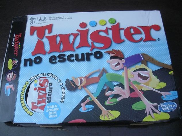 Jogo Twister Moves no Escuro Tapete Original Novidade Hasbro Novinho