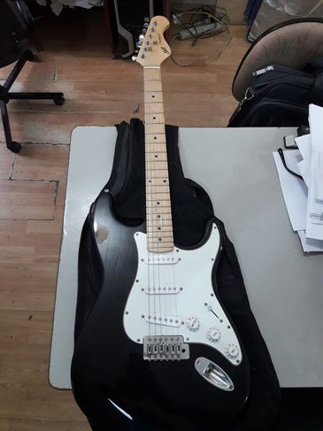 Guitarra Stratocaster Skp Challenger 3 c/ Afinador