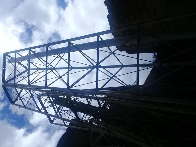 Torre Estaiada Triangular 28 Metros C/cabo de Aço Pára-raio Largura D