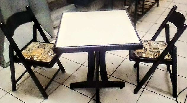 Conjuntos de 1 Mesa com 2 Cadeiras Dobráveis Almofadadas de Madeira