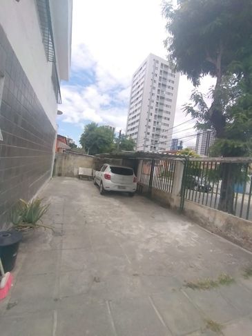 Casa com Dois Pavimentos no Bairro da Tamarineira, Recife