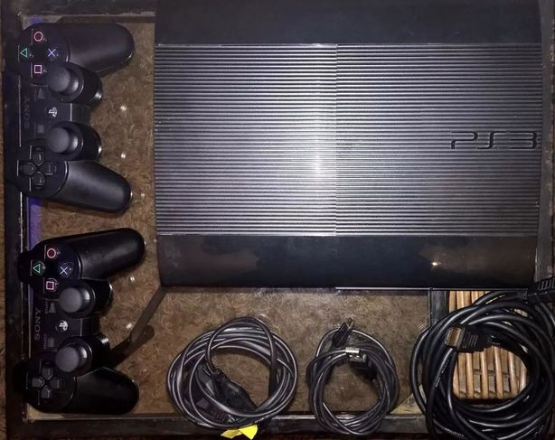 Playstation 3 250gb Super Slim com 2 Controles, Todos Os Cabos e + 7 Jogos