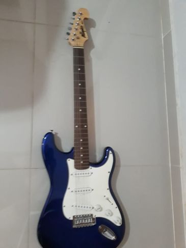 Guitarra Azul e Branca