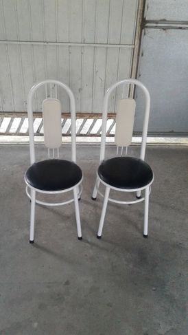 Mesa com Duas Cadeiras