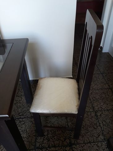 Vendo Mesa com 4 Cadeiras