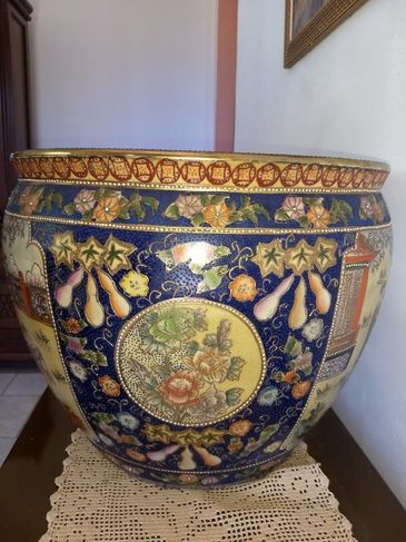 Vaso Aquário de Porcelana Chinesa Antigo com Desenhos em Alto Relevo