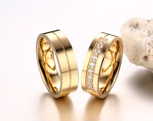 Lindo Par de Alianças Banhadas em Ouro 18k com Pedras Diamantadas