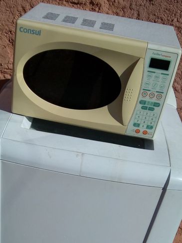 Máquina de Lavar e um Microondas