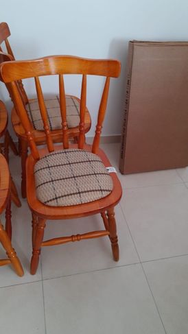 Mesa Dobravel com 4 Cadeiras em Madeira Nova