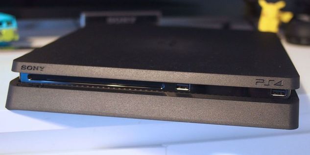 PS4 Slim Seminovo com Caixa e 1 Comtrole e 4 Jogos