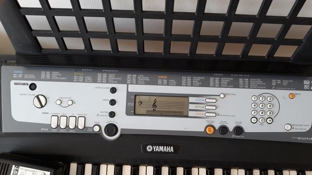 Teclado Yamaha Modelo E213