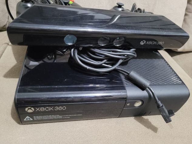 Vende.se Xbox360com 2 Controles, Kinect e 6 Jogos. Excelente Estado de