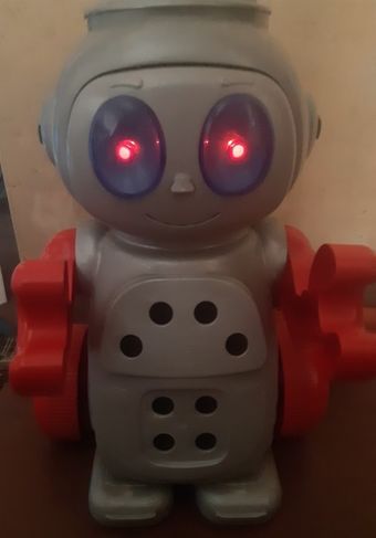 Robô Andador Vermelho Luzes e Sons Magic Toys 48 Cm Fala Olhos Acende