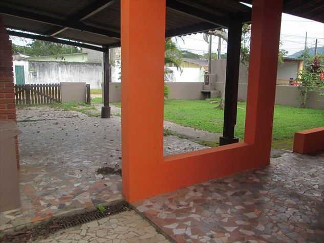 Vende Casa em Itanhaém com Espaço para Piscina