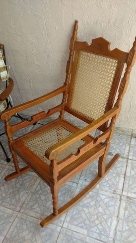 Cadeira de Balanço Antiga