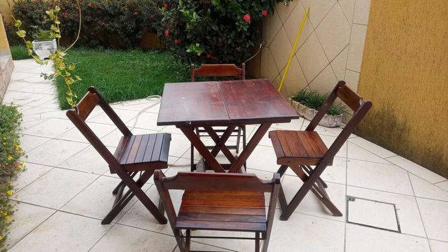 Mesa com 04 Cadeiras de Madeira