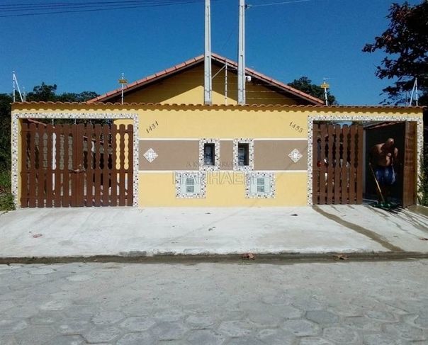 Casa com Piscina e Churrasqueira para Venda em Itanhaém