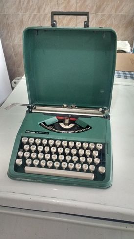 Antiguidade; Máquina de Escrever Portátil Olliveti Lettera 82