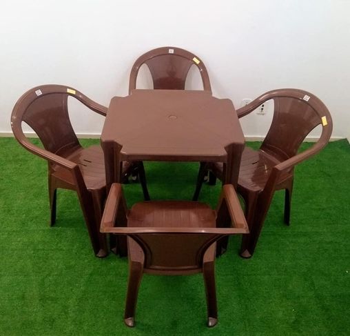 Jogo de Mesa com 4 Cadeiras Poltrona de Plástico Empilháveis Tambaba