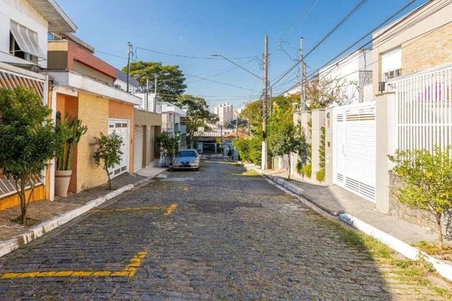 Sobrado em Rua Fechada com 3 Dormitórios Suíte com Closet Li