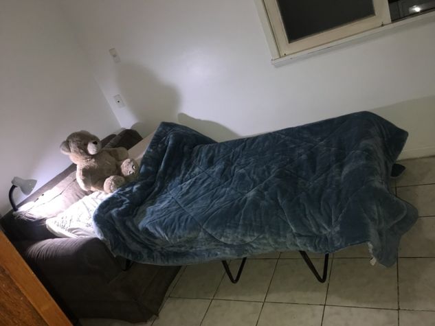 Vendo Lindo Sofá Cama de Veludo Marrom