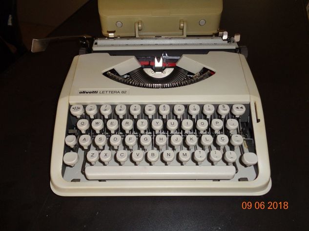 Máquina de Escrever Olivetti Lettera 82