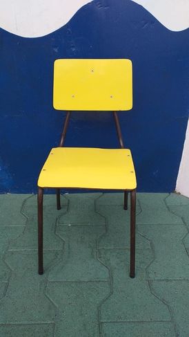 25 Cadeiras em Fórmica Amarela