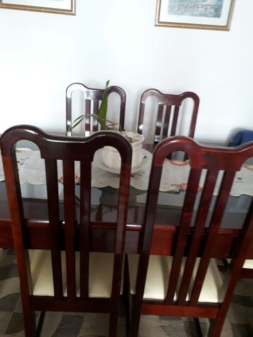 Mesa em Mogno e Vidro com 06 Cadeiras em Mognos e Almofadada
