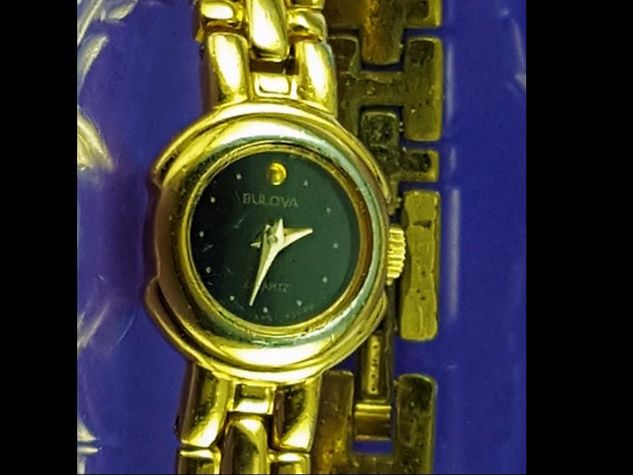Relógio Bulova 92p80 Tom Ouro, Visor Preto e Marcadores Ouro